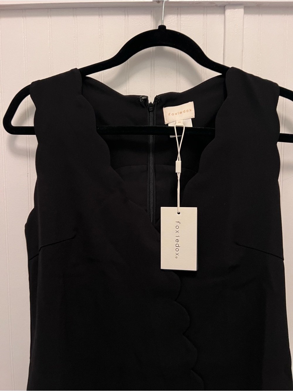 Foxiedox Black V-Neck Sleeveless Sheath Cocktail Scalloped Dress pockets M NWT - Picture 4 of 10